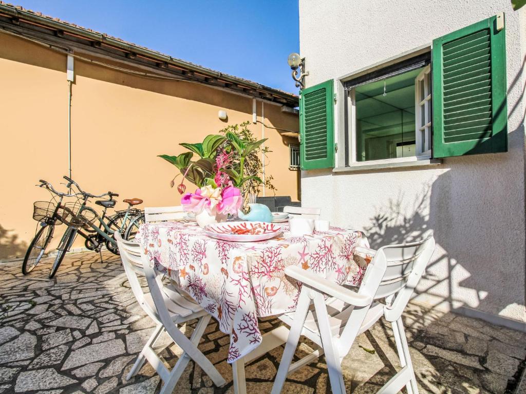 Αίθριο ή υπαίθριος χώρος στο Apartment Villino Sonia by Interhome