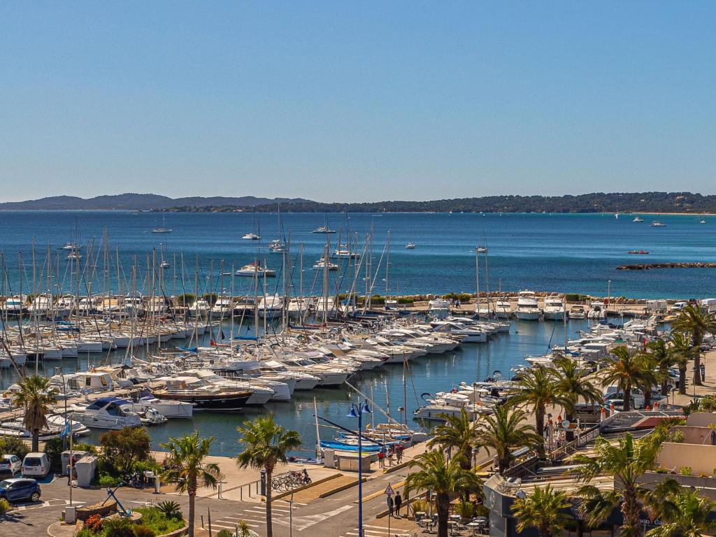 un groupe de bateaux amarrés dans un port dans l'établissement Apartment Les Astérides by Interhome, à Hyères