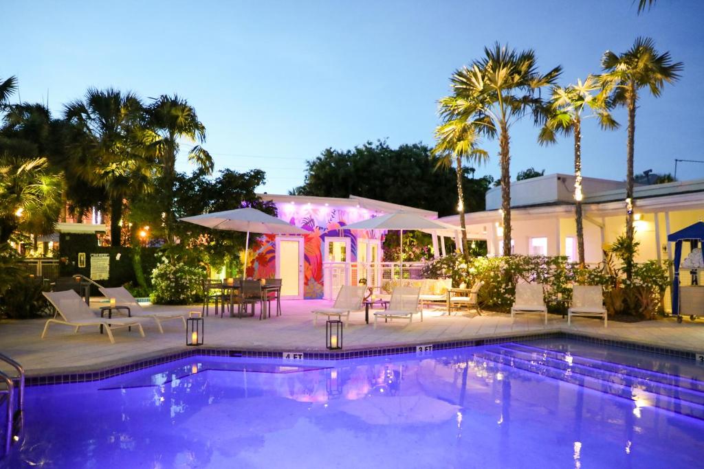 Bazén v ubytování Orchid Key Inn - Adults Only nebo v jeho okolí