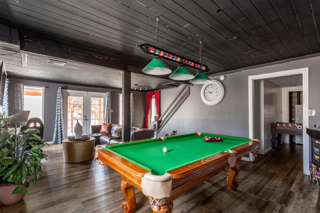 ein Wohnzimmer mit einem Billardtisch darin in der Unterkunft Mahogany Sun Hot Tub Theater Room Fire Pit in East Stroudsburg