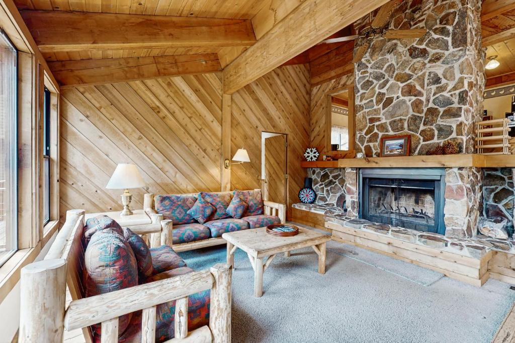 Posezení v ubytování Classic Donner Lake View Cabin