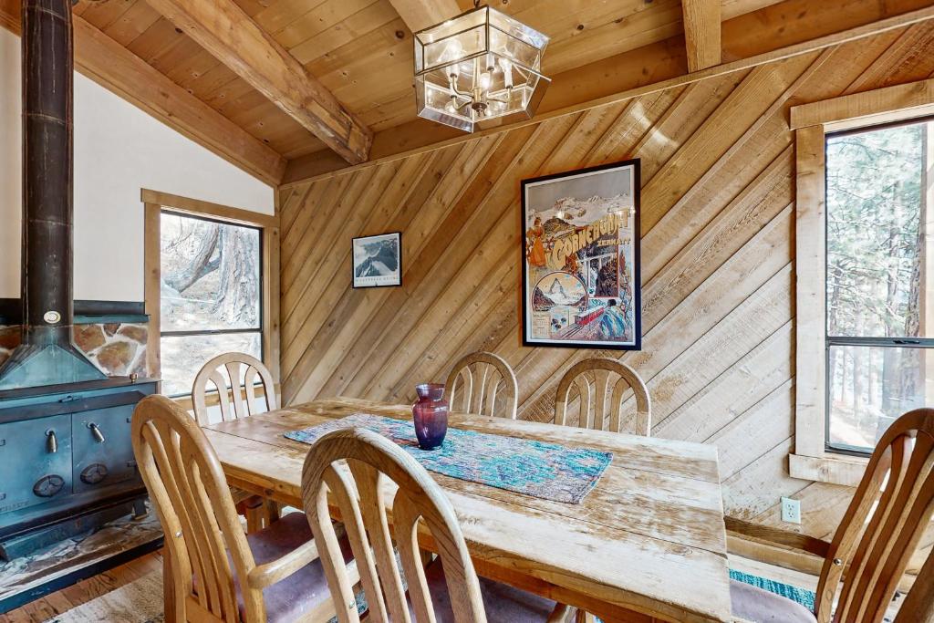 TV a/nebo společenská místnost v ubytování Classic Donner Lake View Cabin
