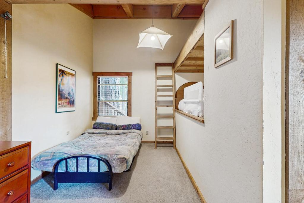 Postel nebo postele na pokoji v ubytování Classic Donner Lake View Cabin
