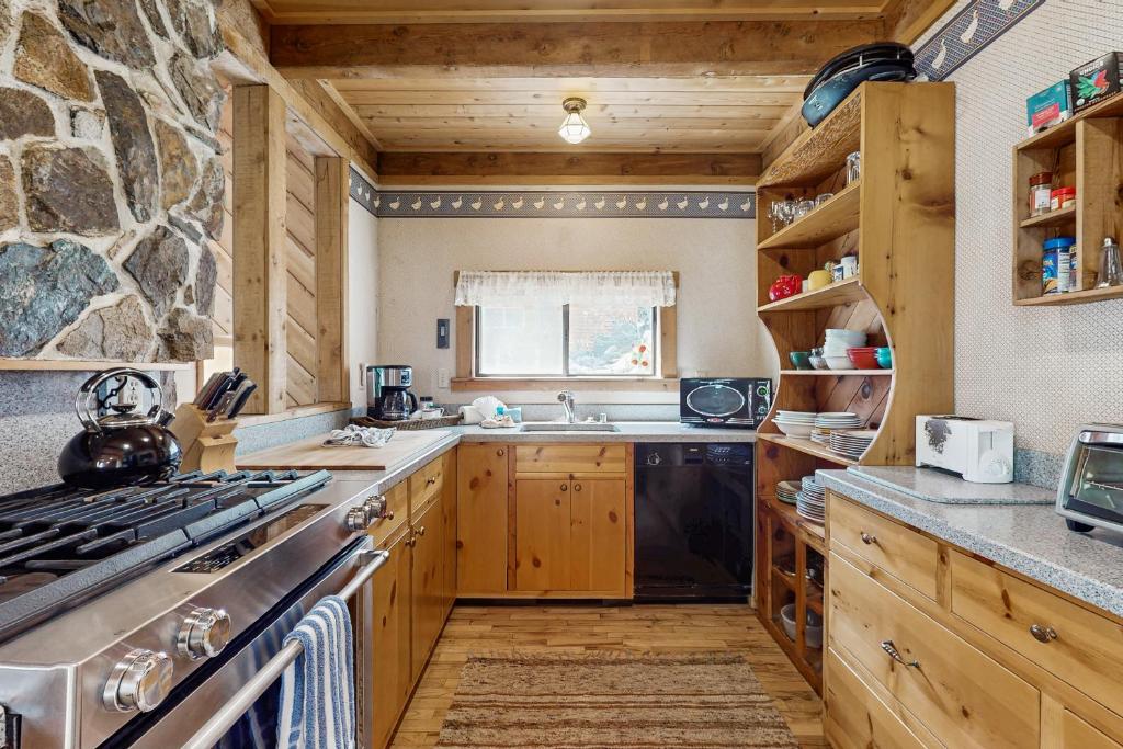Kuchyň nebo kuchyňský kout v ubytování Classic Donner Lake View Cabin