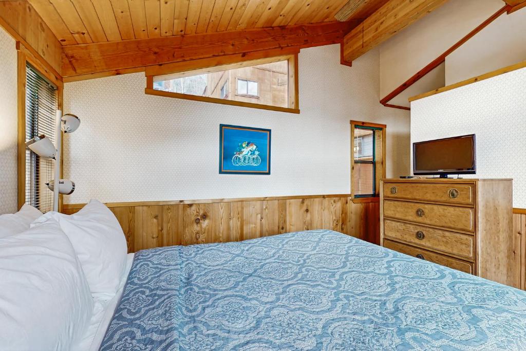 Postel nebo postele na pokoji v ubytování Classic Donner Lake View Cabin