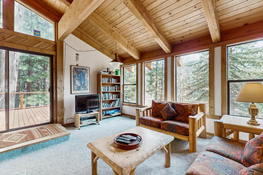 TV a/nebo společenská místnost v ubytování Classic Donner Lake View Cabin