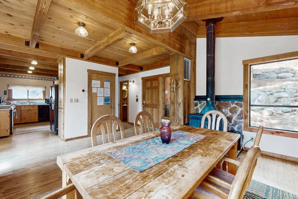 Kuchyň nebo kuchyňský kout v ubytování Classic Donner Lake View Cabin