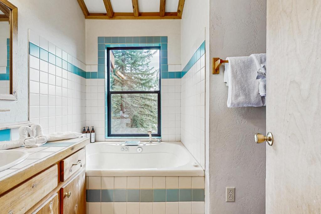 Koupelna v ubytování Classic Donner Lake View Cabin