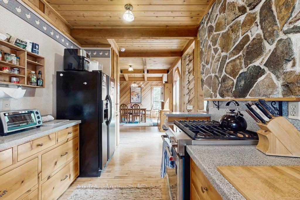 Kuchyň nebo kuchyňský kout v ubytování Classic Donner Lake View Cabin
