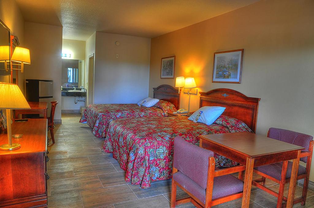 מיטה או מיטות בחדר ב-Lone Star Inn and Suites Victoria