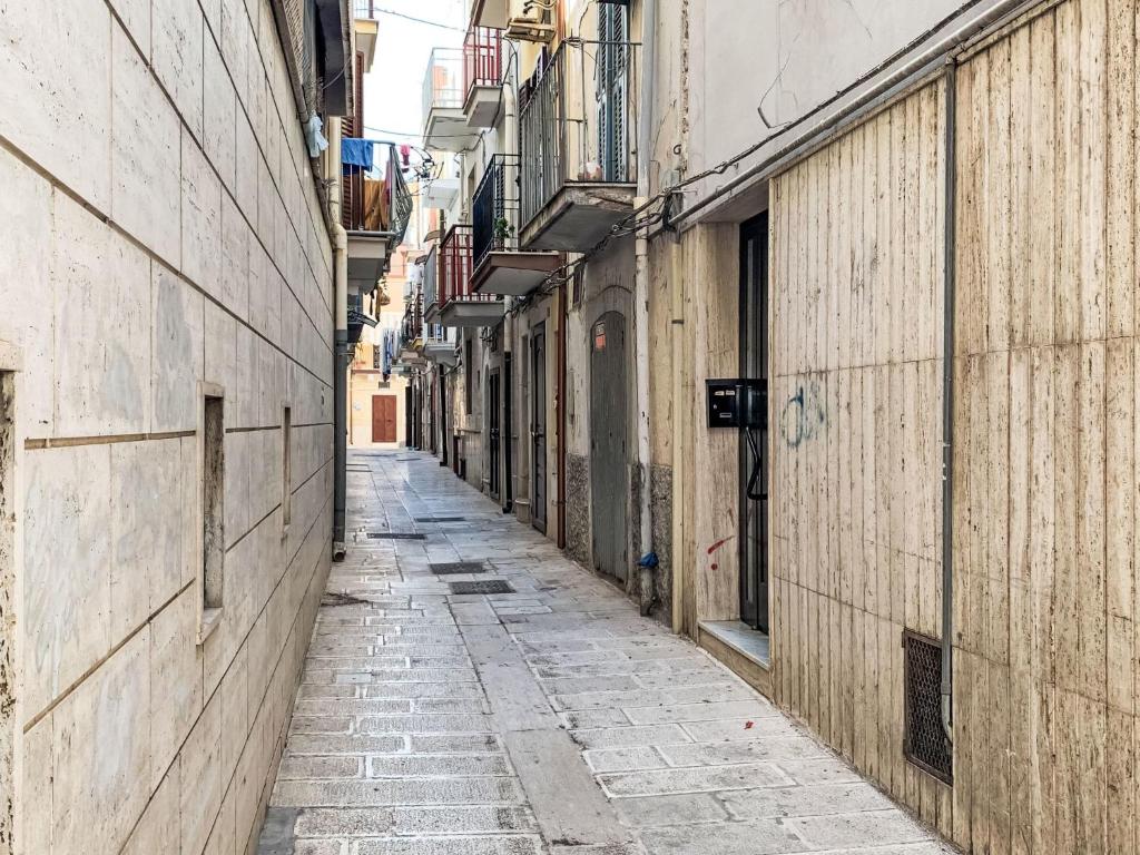 een leeg steegje tussen twee gebouwen bij Holiday Home RomaMia by Interhome in Mola di Bari