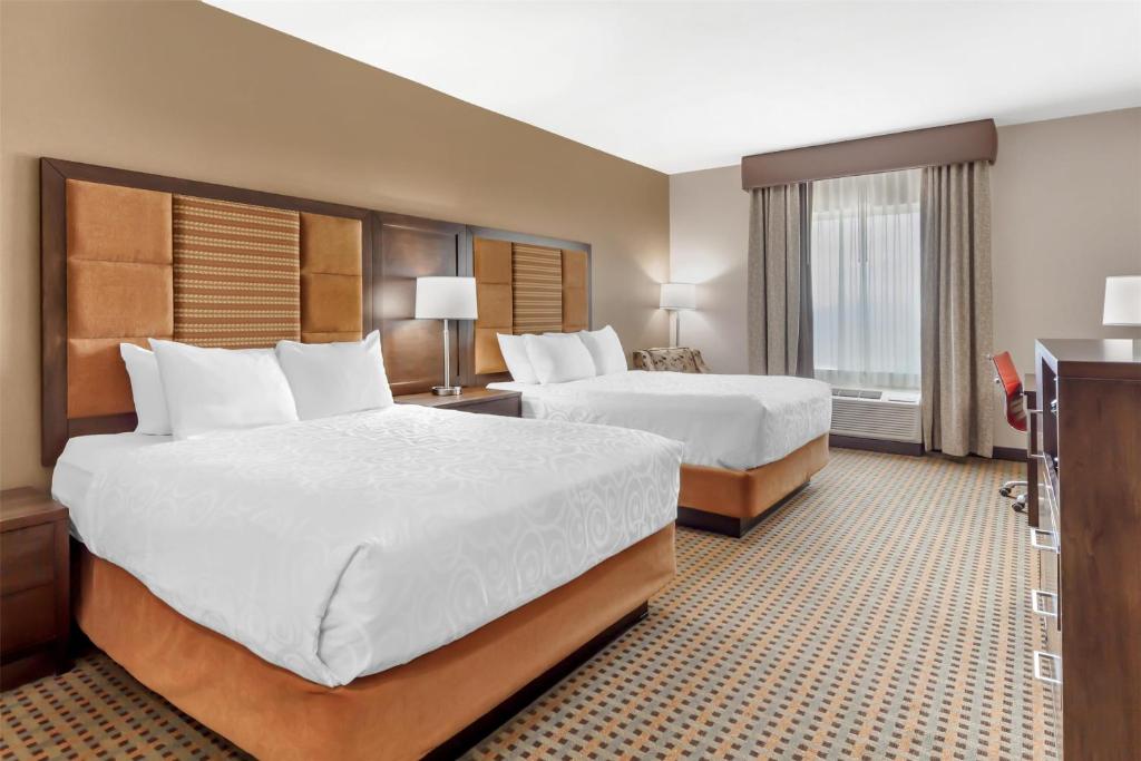 Postel nebo postele na pokoji v ubytování Best Western Plus Hinton Inn & Suites