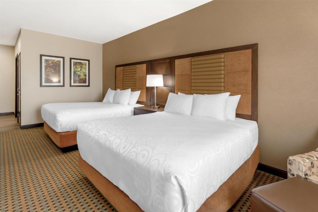 Postel nebo postele na pokoji v ubytování Best Western Plus Hinton Inn & Suites