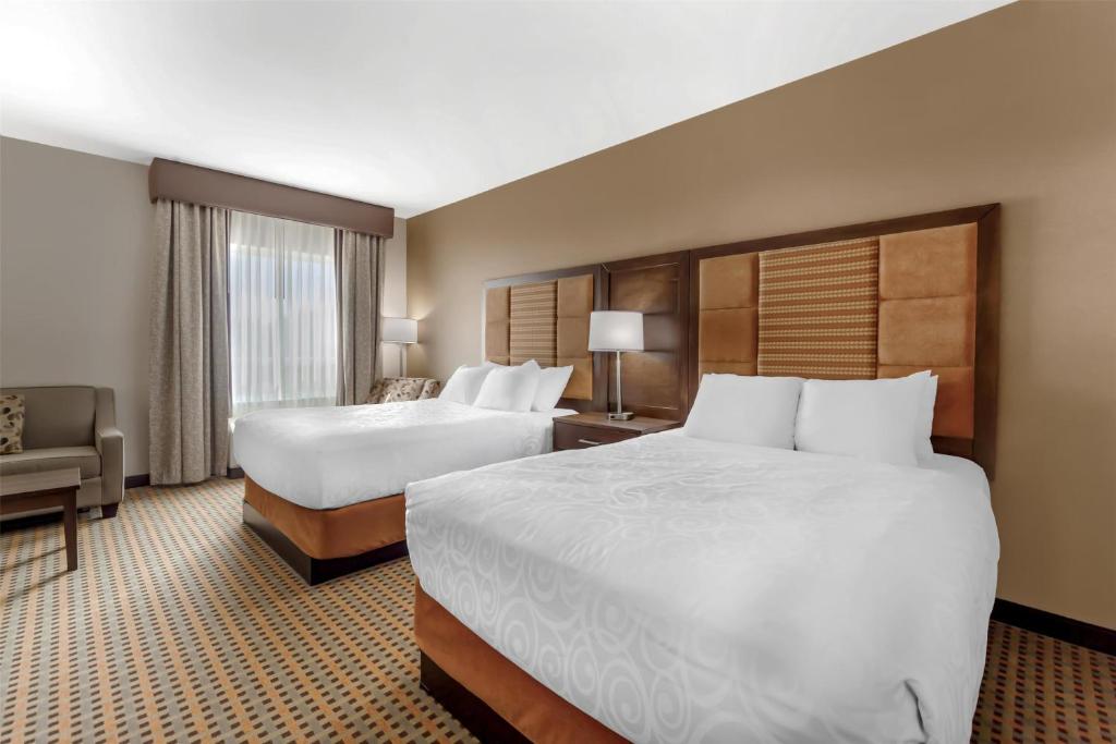 Postel nebo postele na pokoji v ubytování Best Western Plus Hinton Inn & Suites