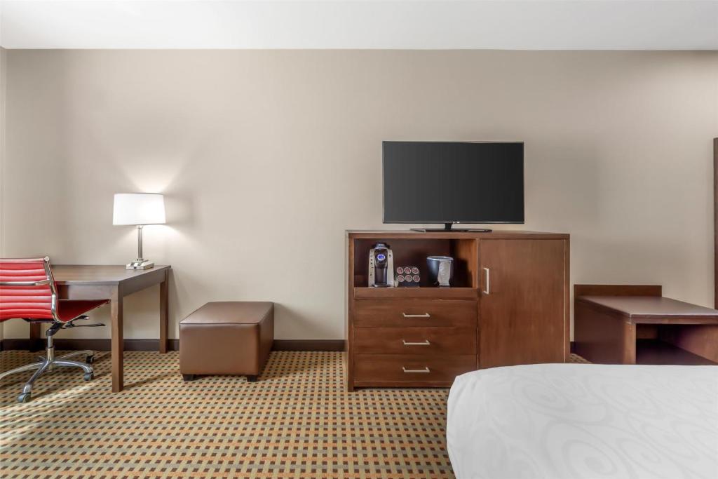 TV a/nebo společenská místnost v ubytování Best Western Plus Hinton Inn & Suites
