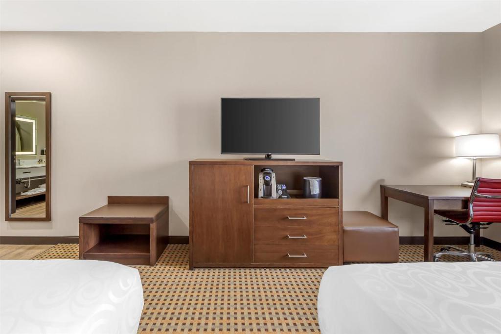 Postel nebo postele na pokoji v ubytování Best Western Plus Hinton Inn & Suites