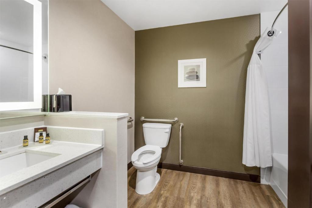 Koupelna v ubytování Best Western Plus Hinton Inn & Suites