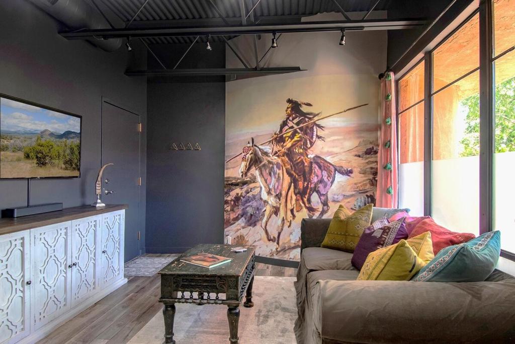 Una sala de estar con un sofá y un cuadro en la pared. en Designer Loft at the Santa Fe Plaza Spacious 520 Sq Ft, King Bed, en Santa Fe