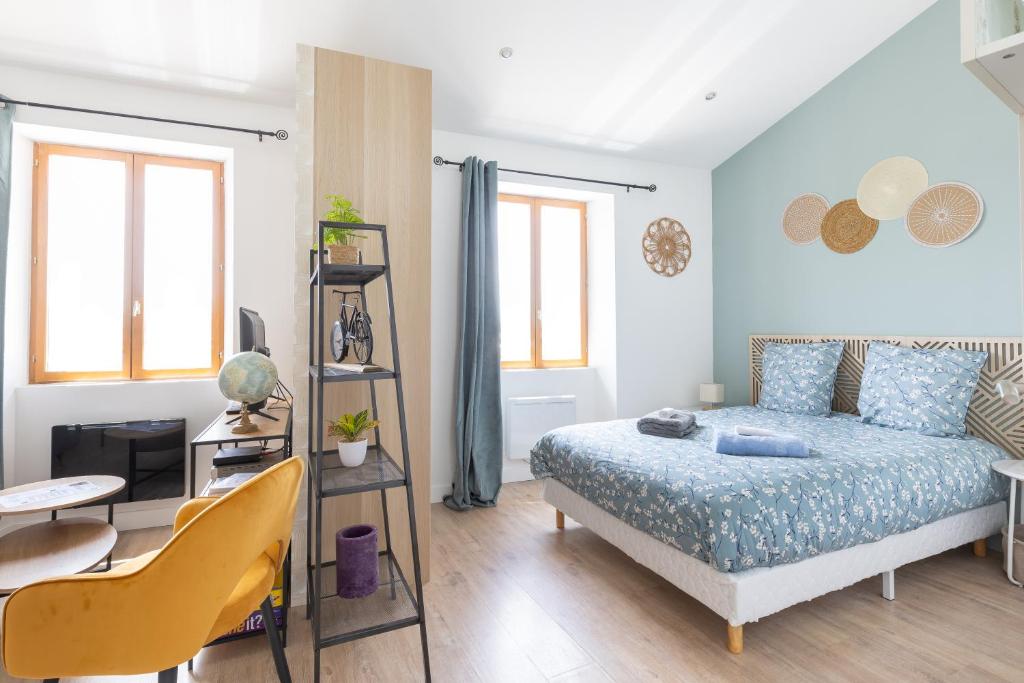 - une chambre avec un lit et une chaise jaune dans l'établissement L'Isle en Blanc - 4 couchages - Hypercentre - Clim - Wifi, à LʼIsle-sur-la-Sorgue