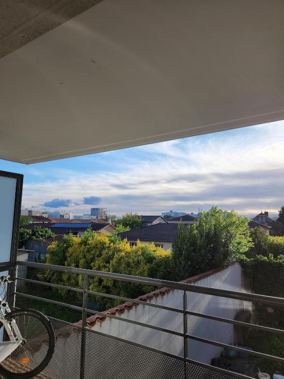 une vue depuis le balcon d'une maison dans l'établissement Cocon Vaulx Village LDLC Groupama Eurexpo, à Vaulx-en-Velin