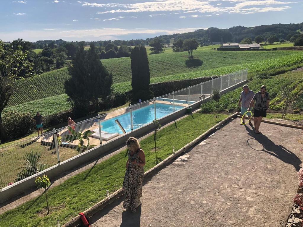 Bazén v ubytování Le gîte Angèle, 12pers, piscine, calme, 4ch, 9lits nebo v jeho okolí