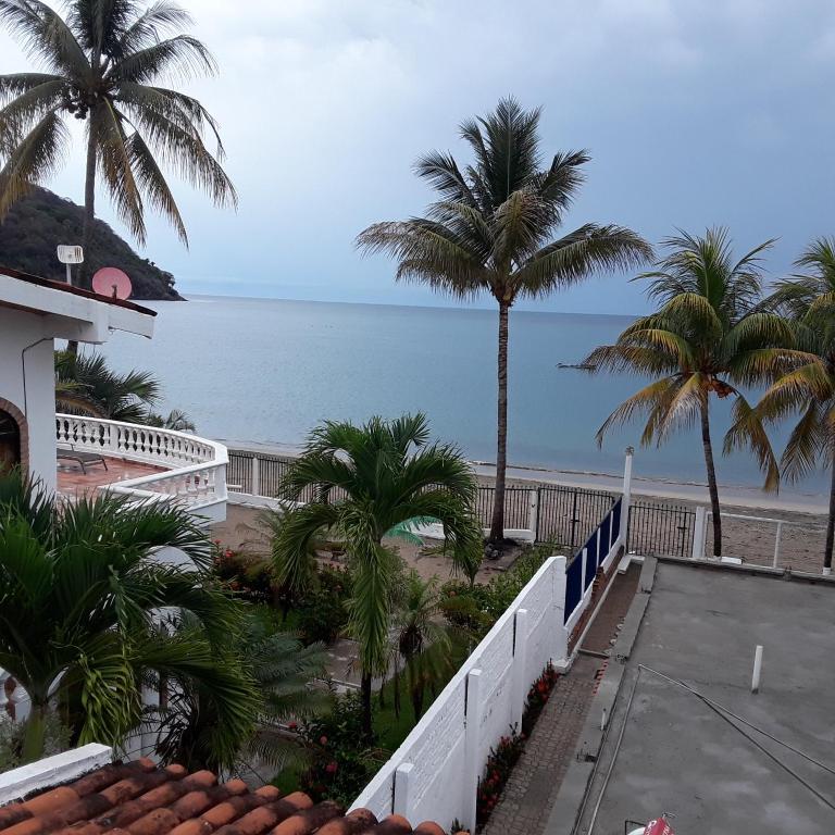 ein Blick auf den Strand vom Balkon eines Hauses in der Unterkunft Los Chitos in Los Ayala