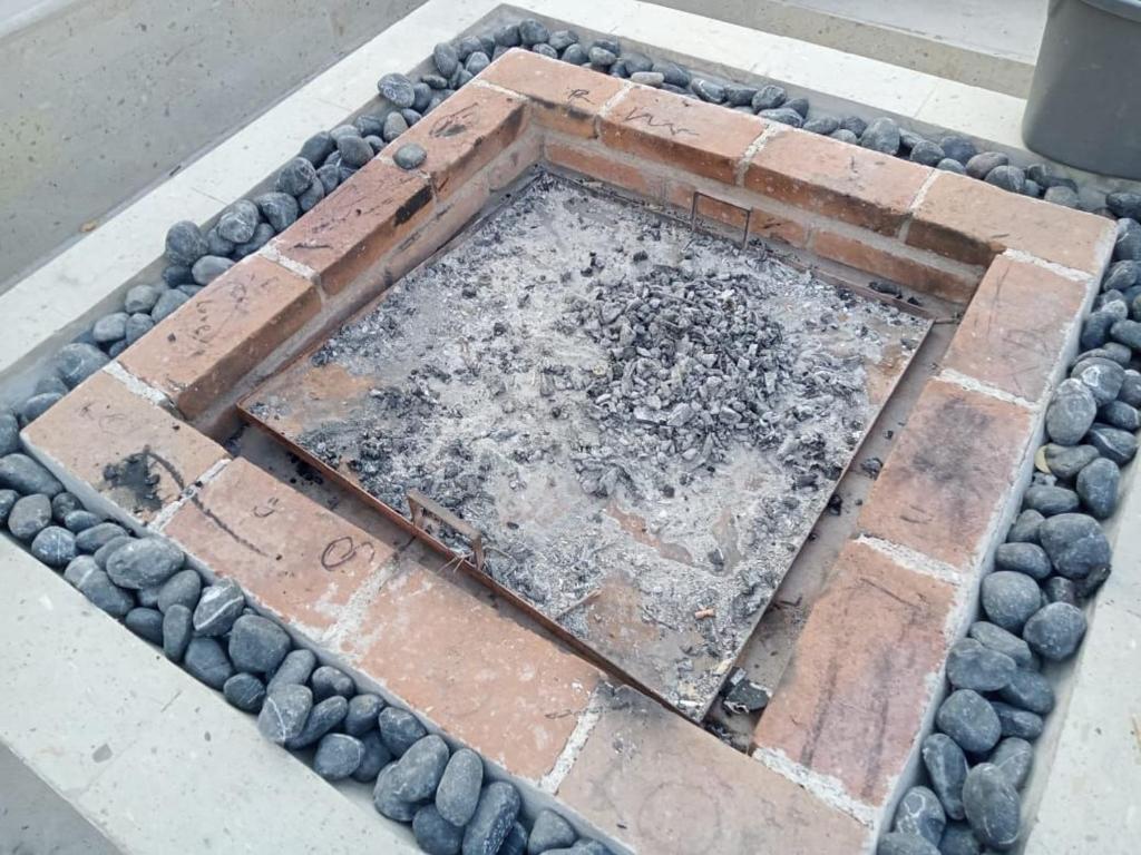 a brick pit with a pile of dirt and rocks at Casa acogedora en condominio privado in Querétaro