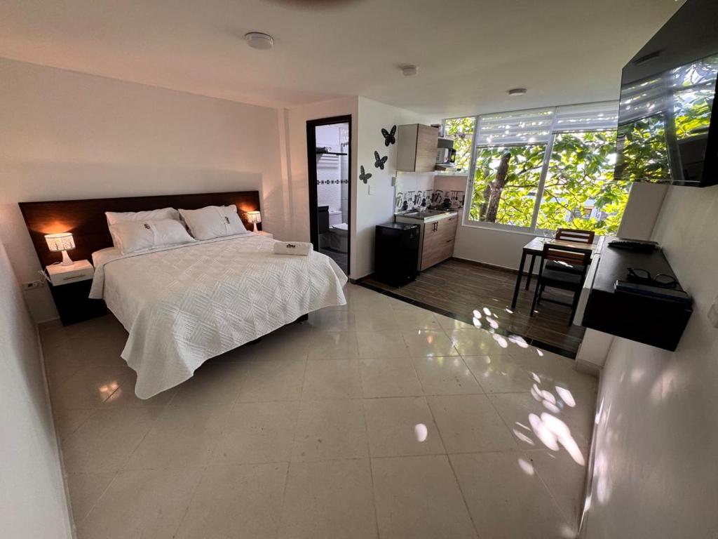 a large bedroom with a bed and a kitchen at Apartamentos amoblados de 1, 2 y 3 dormitorios in Nueva Ola