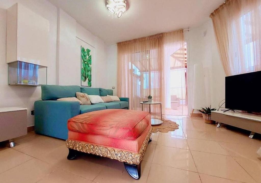 TV a/nebo společenská místnost v ubytování House with a tropical garden
