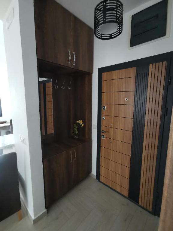 una stanza con due armadi in legno e una porta di Ulcinj Vibes & Waves Apartment a Ulcinj