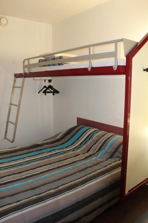 une chambre avec un lit superposé avec une échelle dans l'établissement hotelF1 Saint-Die, à Saint-Dié-des-Vosges