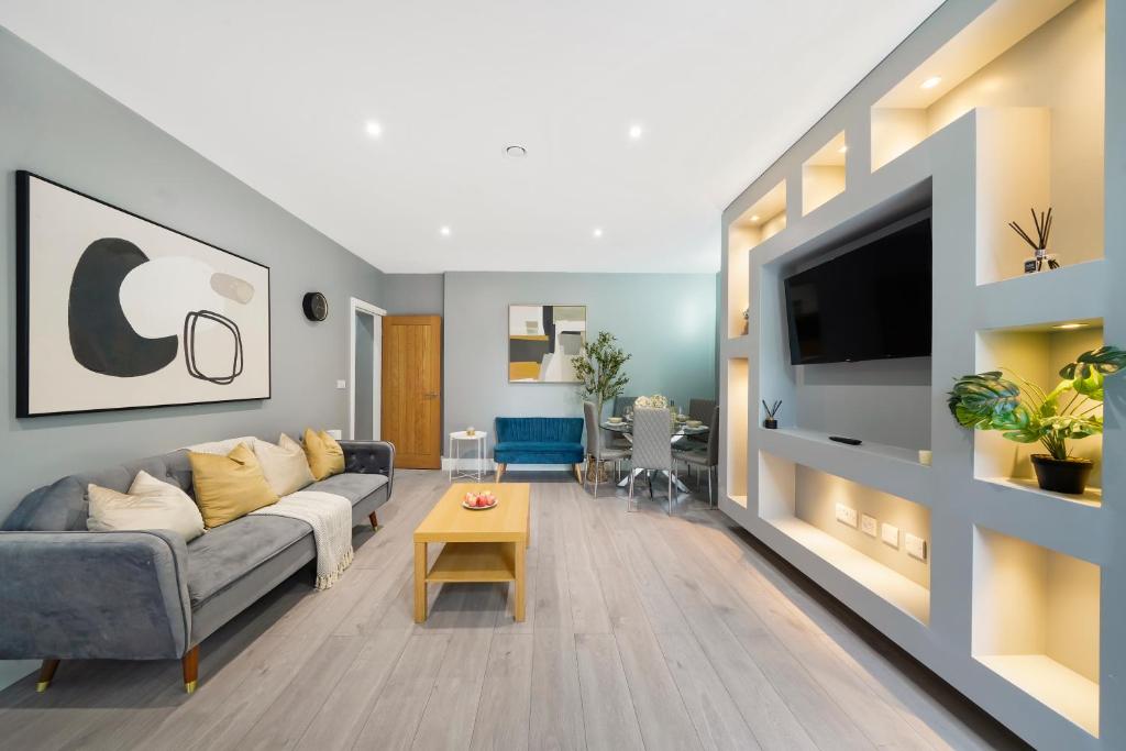 Телевизор и/или развлекательный центр в Stunning Modern London Apartments