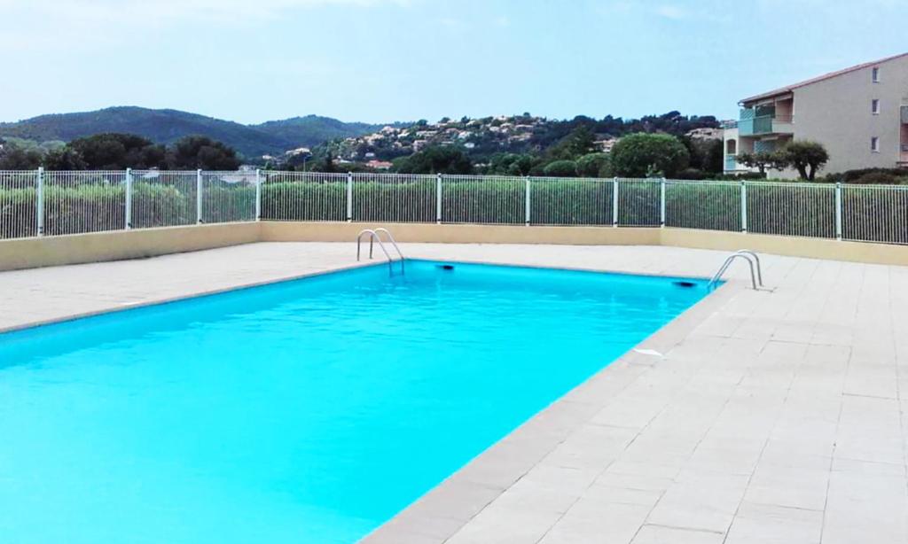 une piscine avec de l'eau bleue dans une cour arrière dans l'établissement Rénové 2025 - 6 personnes - Clim Parking Piscine Terrasse, à Saint-Raphaël