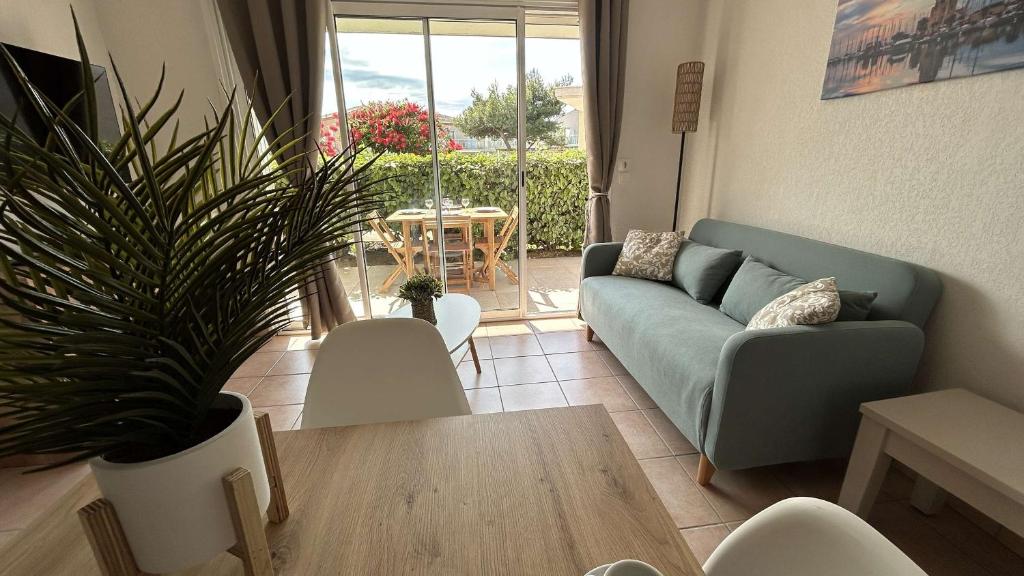 un salon avec un canapé et une table dans l'établissement Appartement 2 pièces - Gruissan GN190-015, à Gruissan