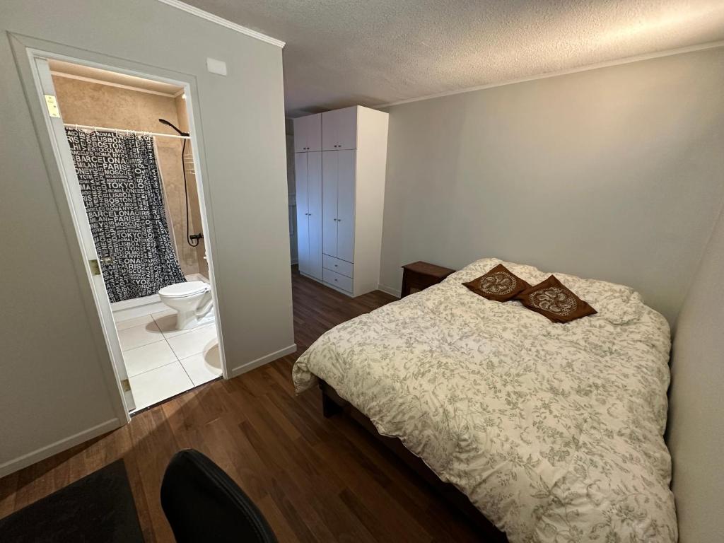 Postel nebo postele na pokoji v ubytování Habitación con cama doble y baño privado N2