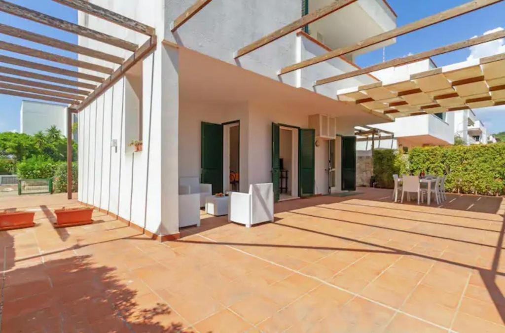 Torre InserraglioにあるVilla Diamanteの屋根付きの家のパティオ