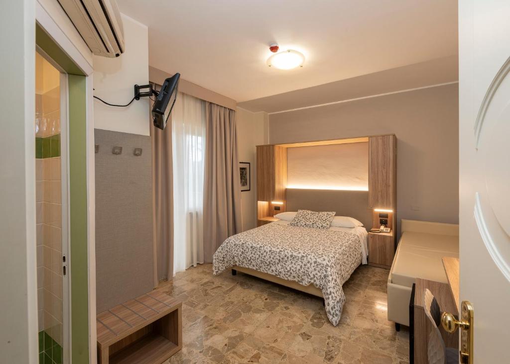 A bed or beds in a room at Hotel La Rotonda