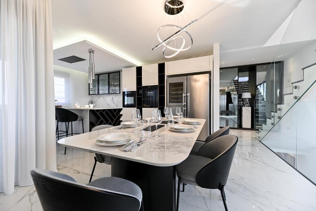 Kuchyň nebo kuchyňský kout v ubytování Skypool Residence Villa San Cassiano