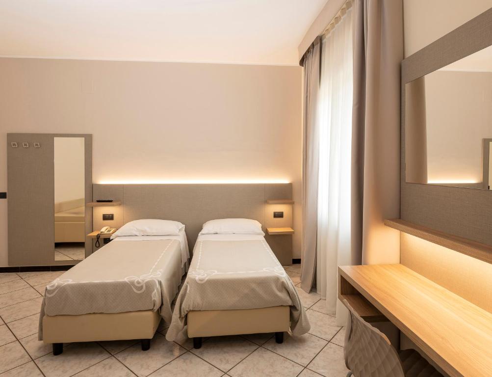A bed or beds in a room at Hotel La Rotonda