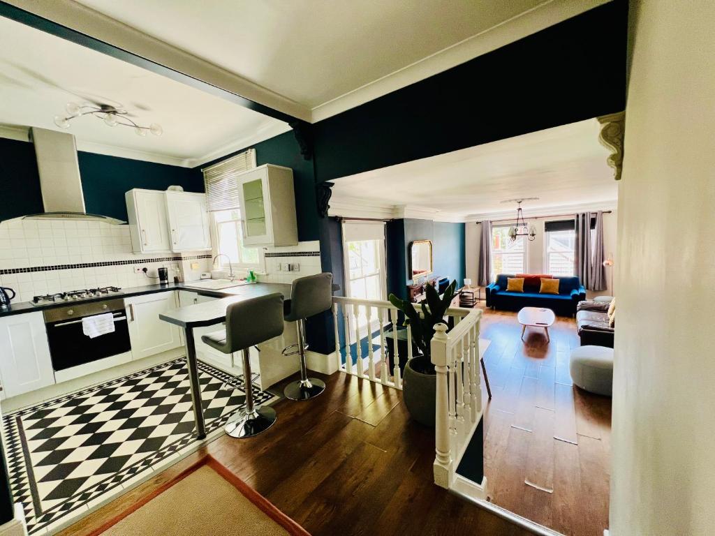 リッチモンド・アポン・テムズにあるRichmond charm cozy apartmentの青い壁のリビングルーム、キッチン