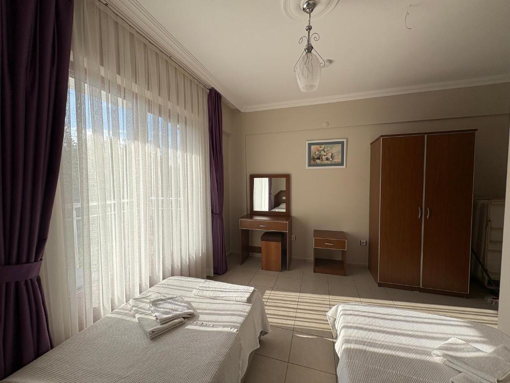 Postel nebo postele na pokoji v ubytování Ebru'ca Pansiyon