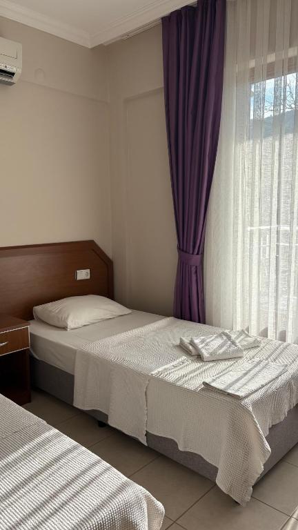 Postel nebo postele na pokoji v ubytování Ebru'ca Pansiyon