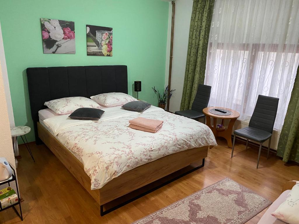 Una cama o camas en una habitación de Guest House Kevser