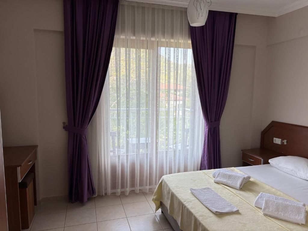 Postel nebo postele na pokoji v ubytování Ebru'ca Pansiyon