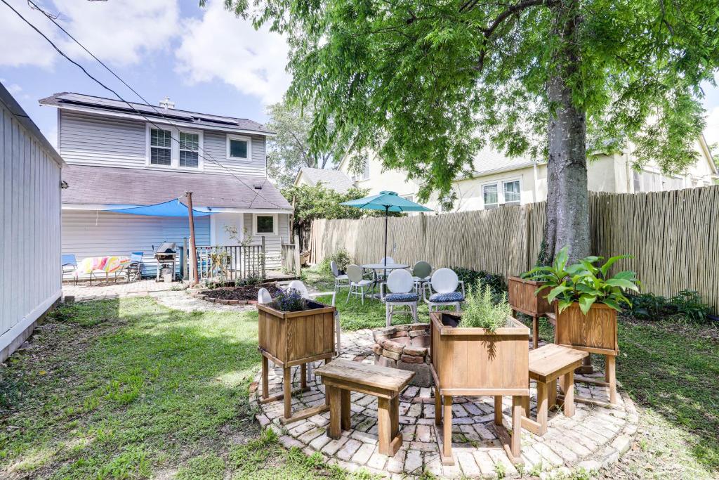 Κήπος έξω από το 2 Mi to LSU Mid City Home with Yard and Patio!