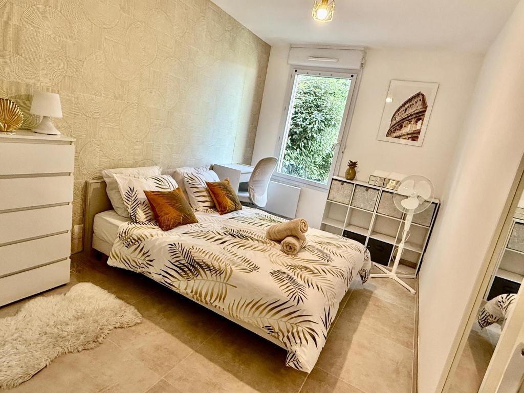 a small bedroom with a bed and a window at Temple Luxe- Balnéo et Jardin, wifi, parking privé securisé in Béziers