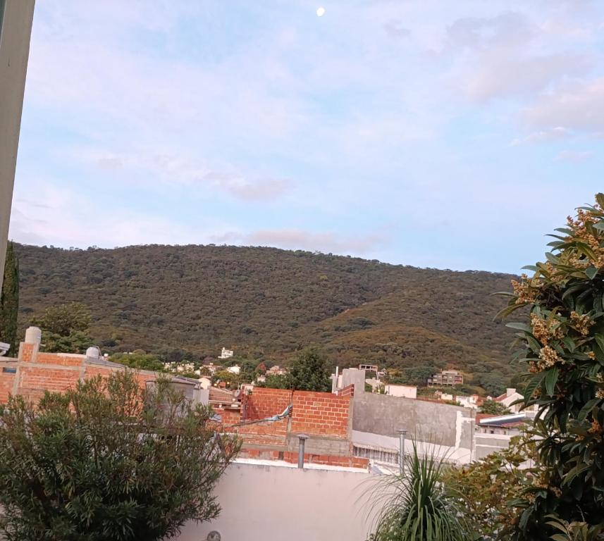 Aussicht vom Dach eines Hauses mit einem Berg in der Unterkunft Departamento en planta alta in Salta