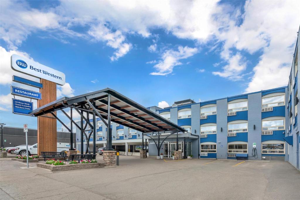 un gran edificio azul con aparcamiento en Best Western Prince George Downtown, en Prince George