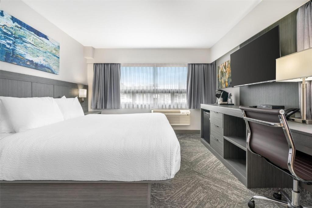 Postel nebo postele na pokoji v ubytování Best Western Prince George Downtown