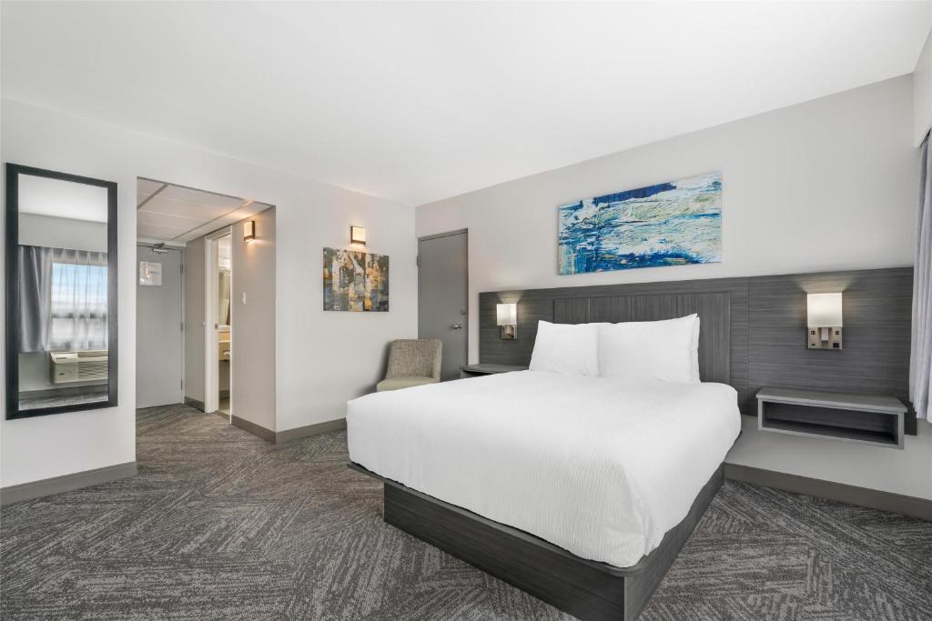 Postel nebo postele na pokoji v ubytování Best Western Prince George Downtown